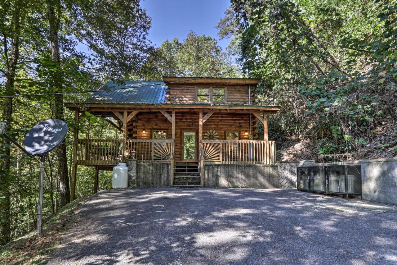 Cabin With Hot Tub And Deck, 3 Mi To Pigeon Forge Sevierville Exterior photo