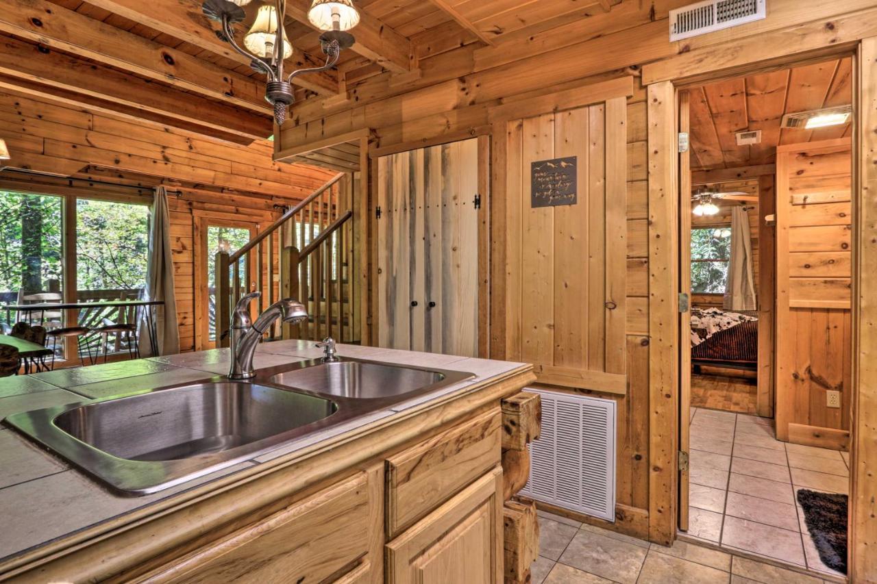 Cabin With Hot Tub And Deck, 3 Mi To Pigeon Forge Sevierville Exterior photo