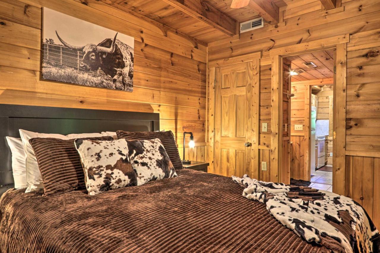 Cabin With Hot Tub And Deck, 3 Mi To Pigeon Forge Sevierville Exterior photo