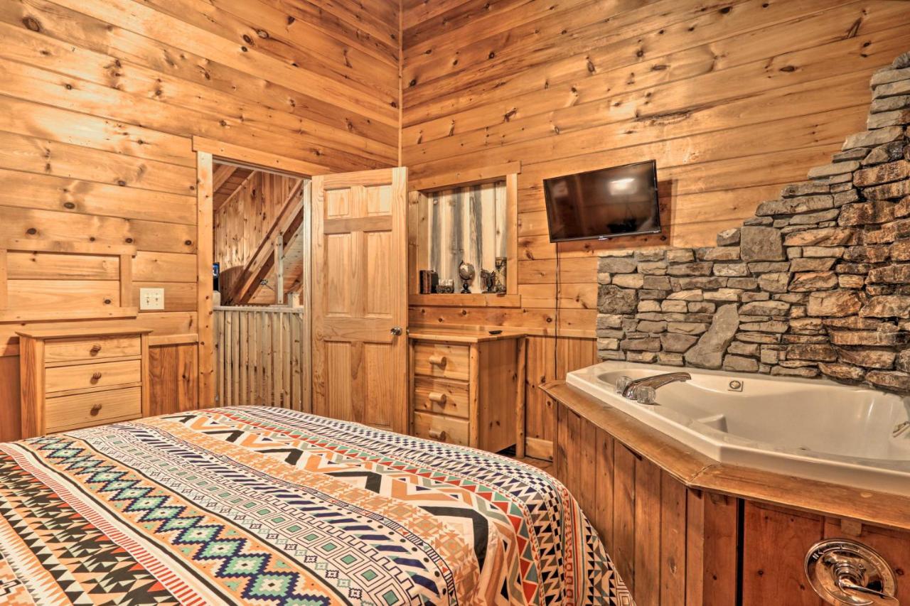 Cabin With Hot Tub And Deck, 3 Mi To Pigeon Forge Sevierville Exterior photo